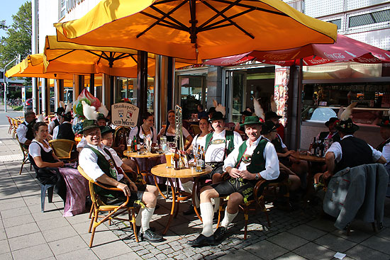 im Eiscafé vor dem Umzug zum Herbstfest Rosenheim 2017 (©Foto: Martin Schmitz)
